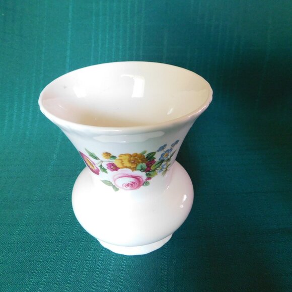 Coalport Ludlow 4 inch bud vase no gold trim near mint condition - Picture 2 of 6